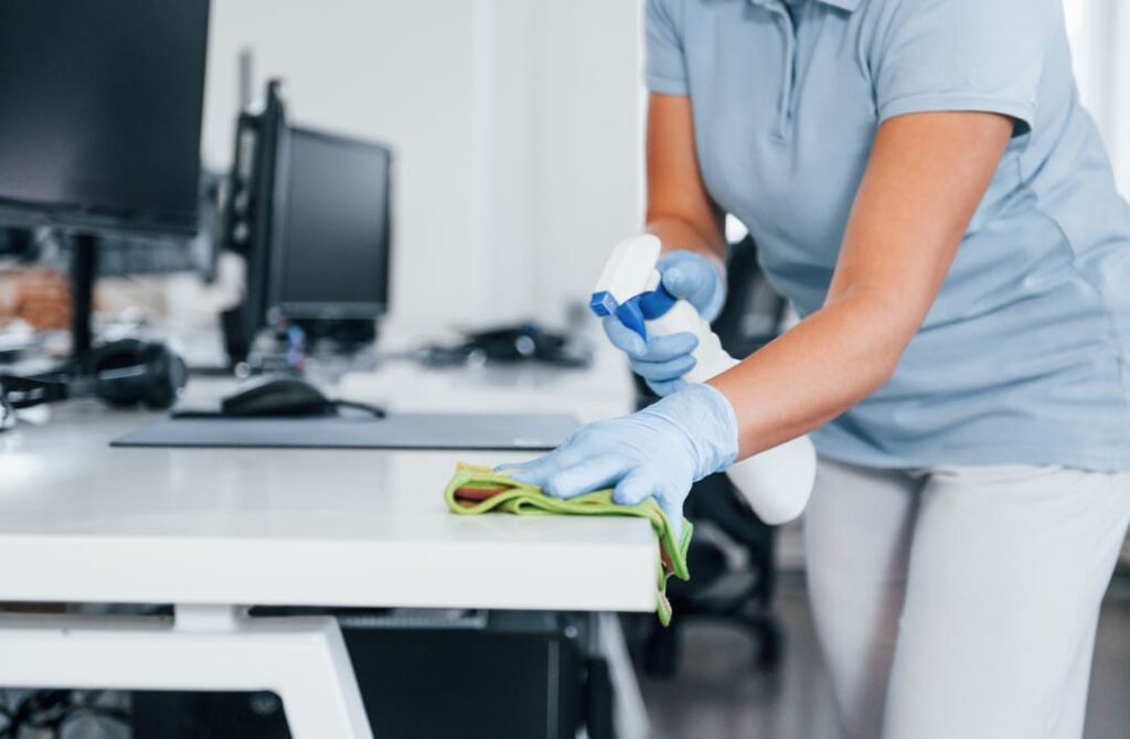 femme nettoyant un bureau à Paris