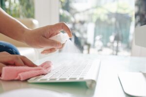 entretien d'un clavier d'ordinateur avec un pulvérisateur