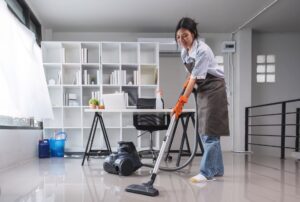 femme entretenant l'hygiène des sols dans un bureau