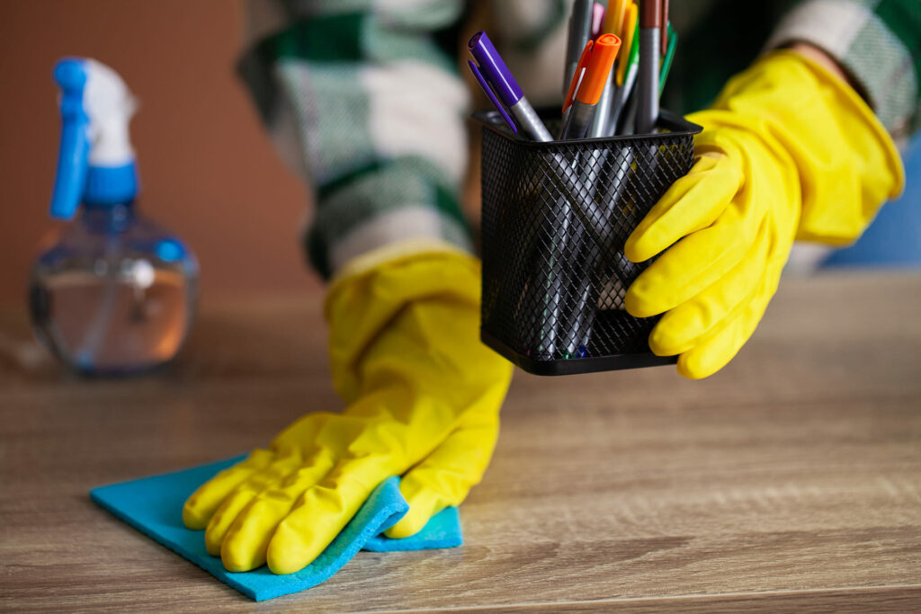 maintenance d'un bureau par un employé spécialisé